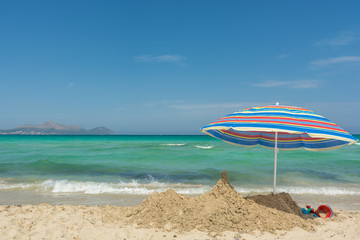 Am leeren Strand von Mallorca entspannen