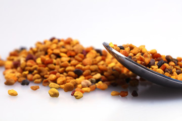 Blütenpollen Propolis auf einem Löffel