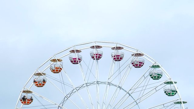 Buntes schones Riesenrad frei vor Himmel 