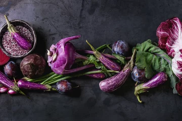Photo sur Plexiglas Légumes Assortment raw organic of purple vegetables mini eggplants, spring onion, beetroot, radicchio salad, plums, kohlrabi, flower salt over dark metal background. Top view with space