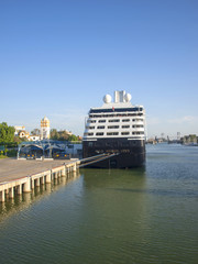 Fototapeta na wymiar Barco Crucero / Cruise Ship. Puerto de Sevilla