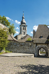 Stolberg, die Kupferstadt;  Blick vom Burghof auf die Kirche St. Lucia.