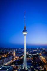 Obraz premium Wieża telewizyjna w Berlinie w nocy