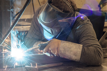 Schweißarbeit eines Schweißers im Industrieunternehmen