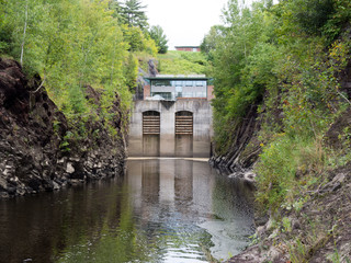 Fototapeta na wymiar Valves et bâtiment, centrale hydroélectrique chaudière