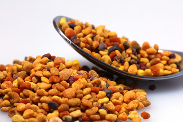 Blütenpollen Propolis auf einem Löffel