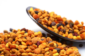 Blütenpollen Propolis auf einem Löffel