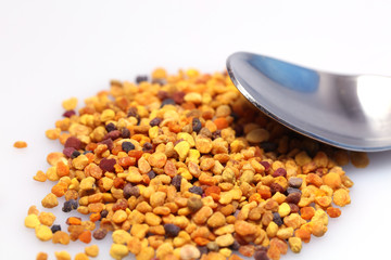 Blütenpollen Propolis auf einem Löffel