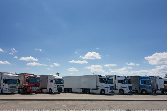 lastwagen parken an einer rastst&auml;tte