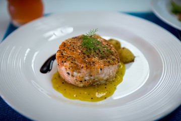 Salmão ao molho de maracujá. Prato Gourmet caseiro de chefe de cozinha amador