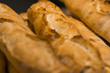 Fornada de baguete fresco em padaria no Brasil