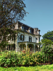 Gated old Victorian mano