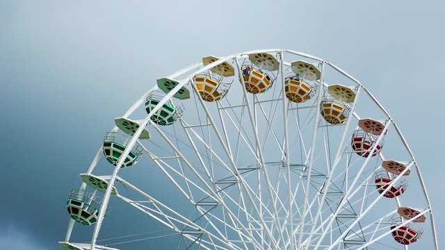 Buntes schones Riesenrad frei vor Himmel 