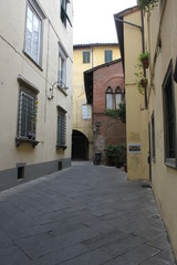 Fototapeta na wymiar Narrow street in Lucca city centre, Tuscany, nobody around