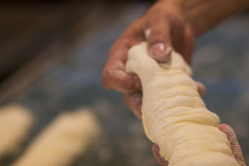 Homem fazendo pão francês em padaria no Brasil foco seletivo