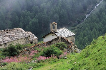 val de rh&egrave;mes, en descendant du refuge Benevolo, Italie