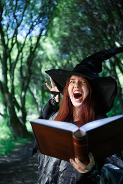 Picture of screaming witch in black hat