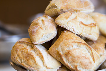 Pão francês fresco em padaria no Brasil