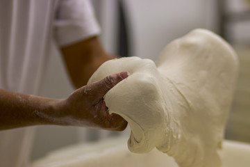 Homem fazendo massa para pães 