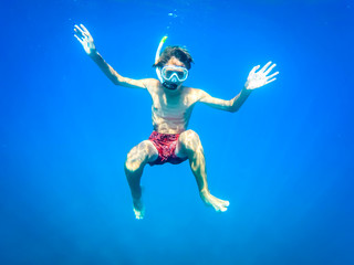 Obraz premium teenager having fun in the sea underwater - summertime - Sicily mediterranean sea
