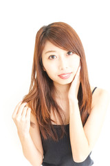 スキンケアをする若い日本人の女性