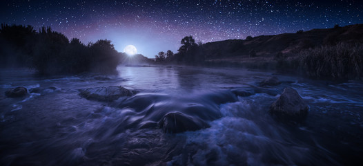 Belle nuit étoilée au dessus de la rivière