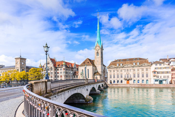Zürich, Schweiz. Blick auf das historische Stadtzentrum mit der berühmten Fraumünsterkirche an der Limmat.