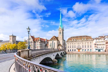 Fototapeten Zürich, Schweiz. Blick auf das historische Stadtzentrum mit der berühmten Fraumünsterkirche an der Limmat. © SCStock