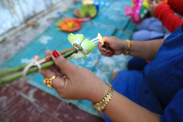 Allumage de b‰tonnets d'encens. Statue du roi Chao Anouvong. 1767-1835. Vientiane. Laos. / Lighting incense sticks. Statue of King Chao Anouvong. 1767-1835. Vientiane.