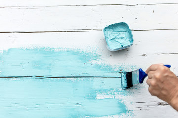 Flatlay, Mann streicht Kreidefarbe auf Holz, Weiß und Blau mit Textfreiraum