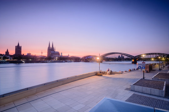 Abendstimmung in Köln am Rhein mit Blick auf den Dom und die Hohenzollernbrücke / Night View on Cologne at the Rhine River, Germany