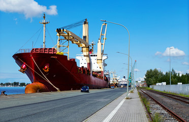Bremerhaven, General Cargo und andere Schiffe am Kai im Fischereihafen