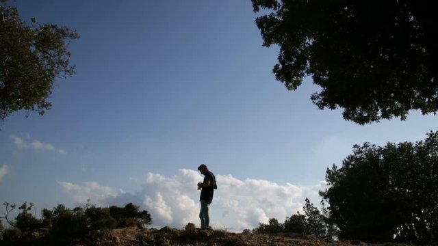 Uomo osserva il cielo alla sera in montagna.