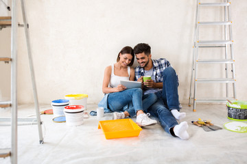 Couple moving in new renovate home - obrazy, fototapety, plakaty