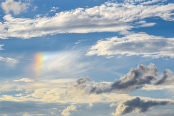 Fototapeta premium Eine Nebensonne am Himmel Lichterscheinung mit Wolken Meteorologie