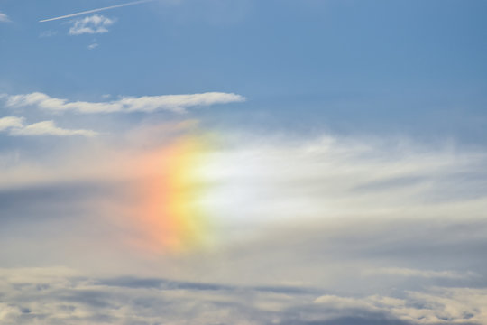 Nebensonne am Himmel Lichterscheinung mit Zirruswolken Meteorologie