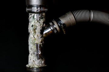 Kalkablagerungen an einem Abflussrohr