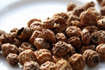 Erdmandel, botanisch Tigernuss, Gattung Zypergräser zum Backen