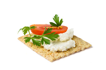Antipasto con crackers, crema di soia, pomodoro e prezzemolo
