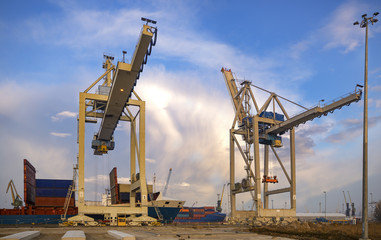 Fototapeta na wymiar seaport ,unloading of merchant ships