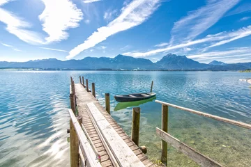 Foto op Plexiglas Europese plekken Molo di legno con barca sul Forggensee
