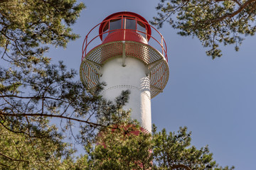 alter Leuchtturm Latarnia Morska Jastarnia vor blauem Himmel nach oben fotografiert 