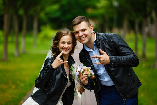 groom and bride in a leather jacket, Fashionable wedding couple. Bride and Groom. Outdoor portrait