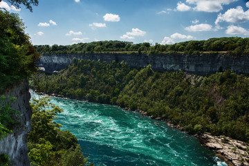Fototapeta na wymiar Seilbahn über dem Whirlpool Niagara