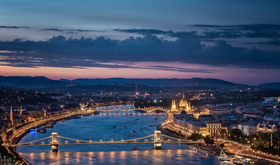 Fototapeta na wymiar Sunset over the Chain Bridge and the Hungarian Parliament in Budapest, Hungary