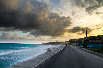 Atardecer en camino al lado de la playa
