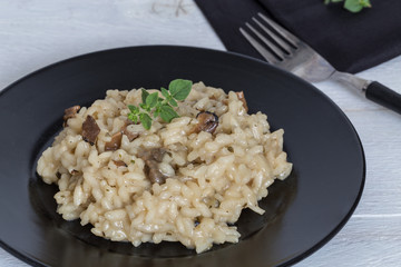 Trüffelrisotto mit Majoran auf einem Teller