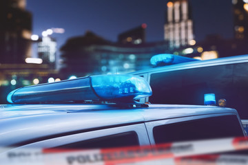 Polizei mit Blaulicht in einer Stadt