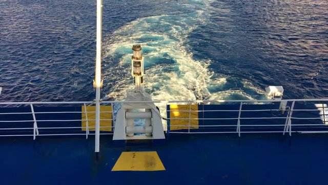 Traghetto dal retro in mare