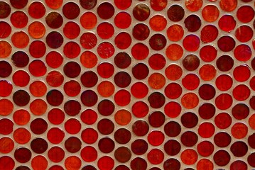 текстура из красной яркой круглой мозаики